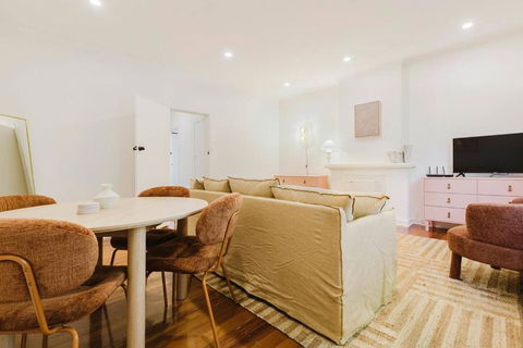Salmon Calm - Trendy Velvet Allure By Albert Park - Accommodation Resorts 3