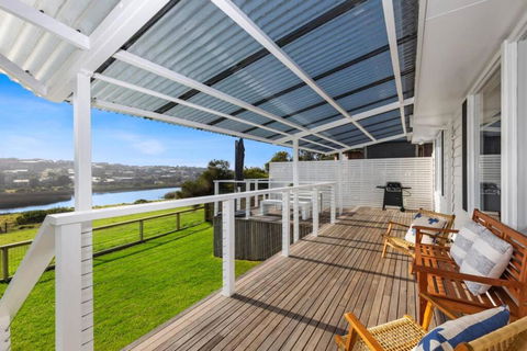 SALTWATER HOUSE - Opposite The Beach And Views Over The Lake! - Accommodation Resorts 1