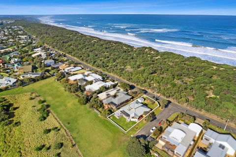 SALTWATER HOUSE - Opposite The Beach And Views Over The Lake! - Accommodation Resorts 0