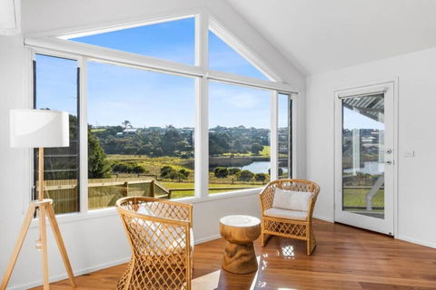 SALTWATER HOUSE - Opposite The Beach And Views Over The Lake! - Accommodation Resorts 2