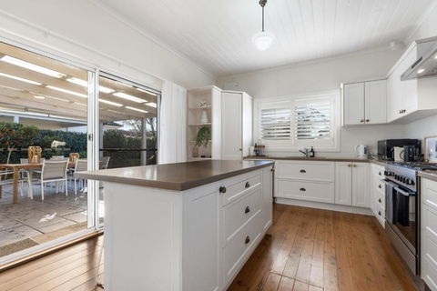 Sampson Cottage - Historic Charm - Accommodation Resorts 2