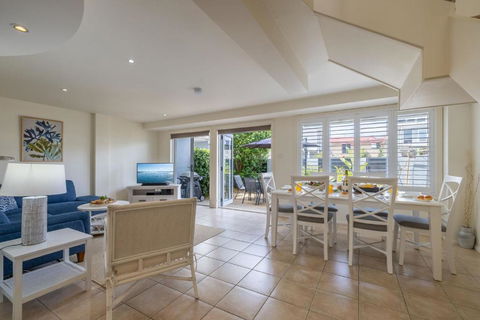 Sandcastles 4 -8 Ala Moana Way - Accommodation Resorts 1