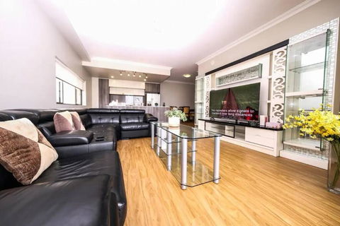 Spacious 3bed Apt With Pool & Gym Near Parramatta - Accommodation Resorts 3