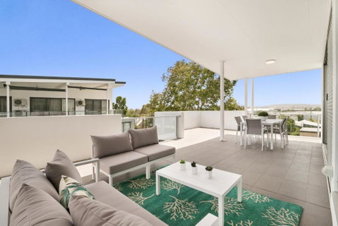 Spacious Apartment With Generous Entertaining - Accommodation Resorts 1