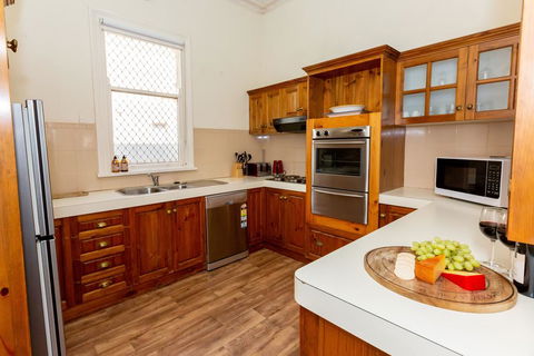 Best Central House - SLEEPS 11 !! - Accommodation Resorts 2