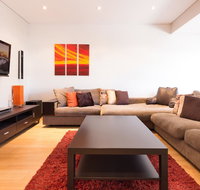 Bold modern 1 bed 10 mins from the city - Accommodation Resorts