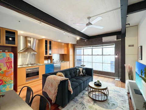 Warehouse Conversion Set 100 Metres From Bridge Rd - Accommodation Resorts 1