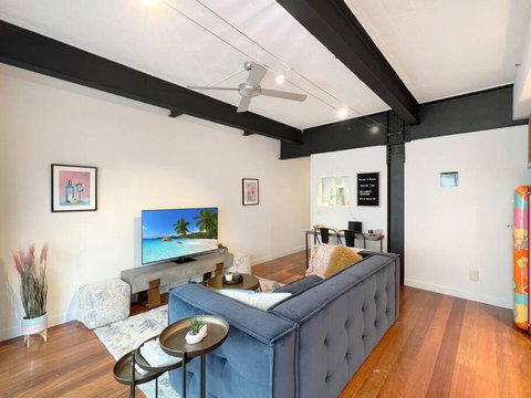 Warehouse Conversion Set 100 Metres From Bridge Rd - Accommodation Resorts 2