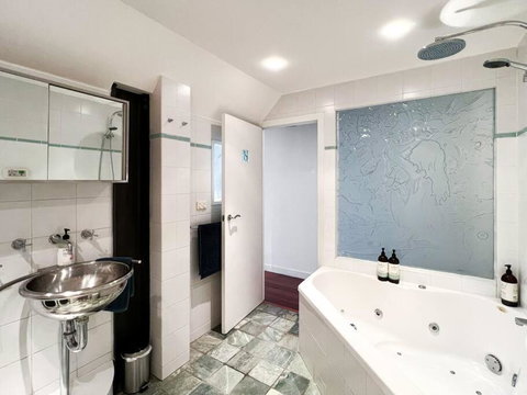 Warehouse Conversion Set 100 Metres From Bridge Rd - Accommodation Resorts 3