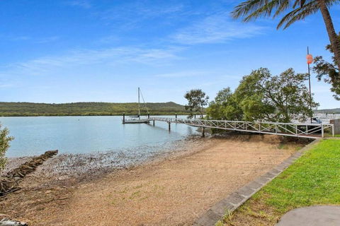 Waterfront, Deep Water Pontoon, Views To Straddie - Accommodation Resorts 2