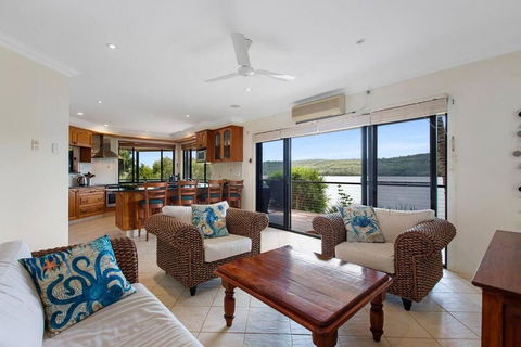 Waterfront, Deep Water Pontoon, Views To Straddie - Accommodation Resorts 1
